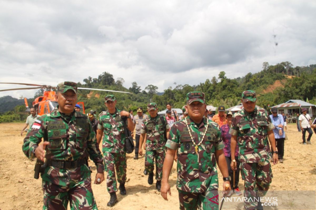 Pangdam VI Mayjen TNI Subiyanto tinjau lokasi Operasi Teritorial di perbatasan RI-Malaysia