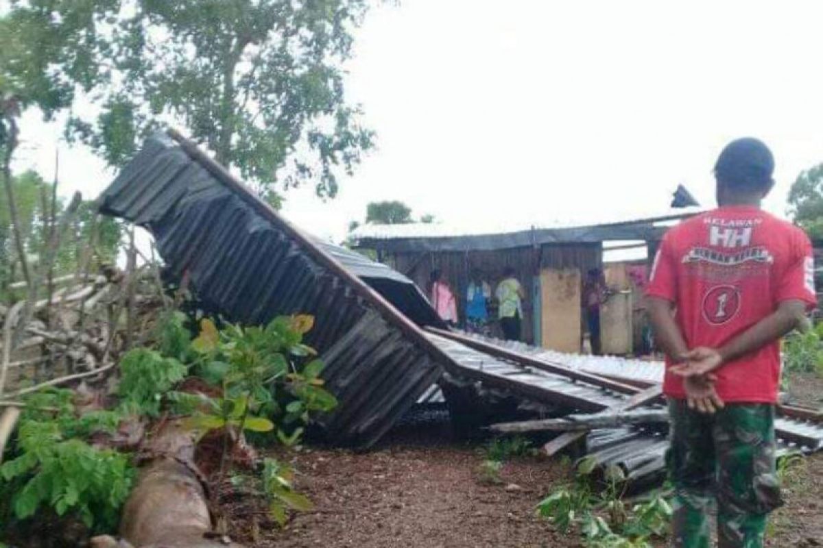 Angin kencang rontokkan sebuah rumah di Timor Tengah Utara
