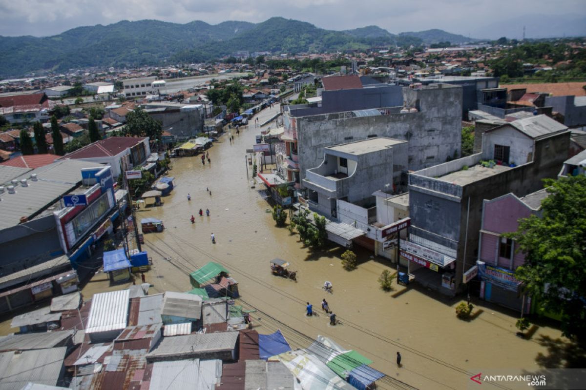 413 sekolah terganggu  banjir di Kabupaten Bandung