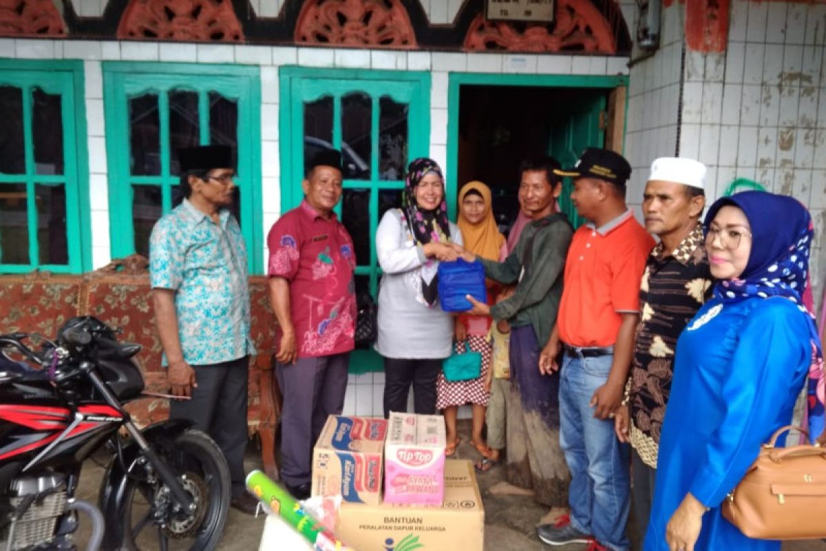 Pemkab Pessel serahkan bantuan kepada korban banjir dan longsor