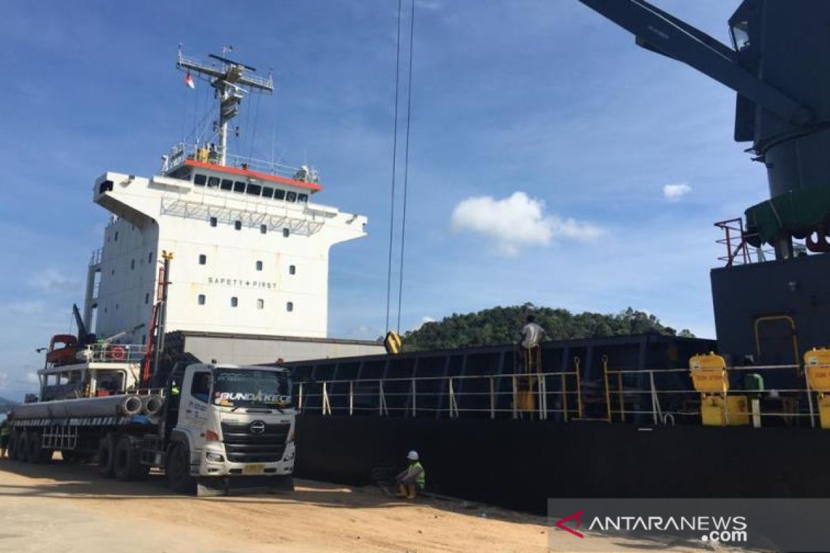 Tidak diizinkan bersandar, kapal cargo berlabuh di tengah laut Calang