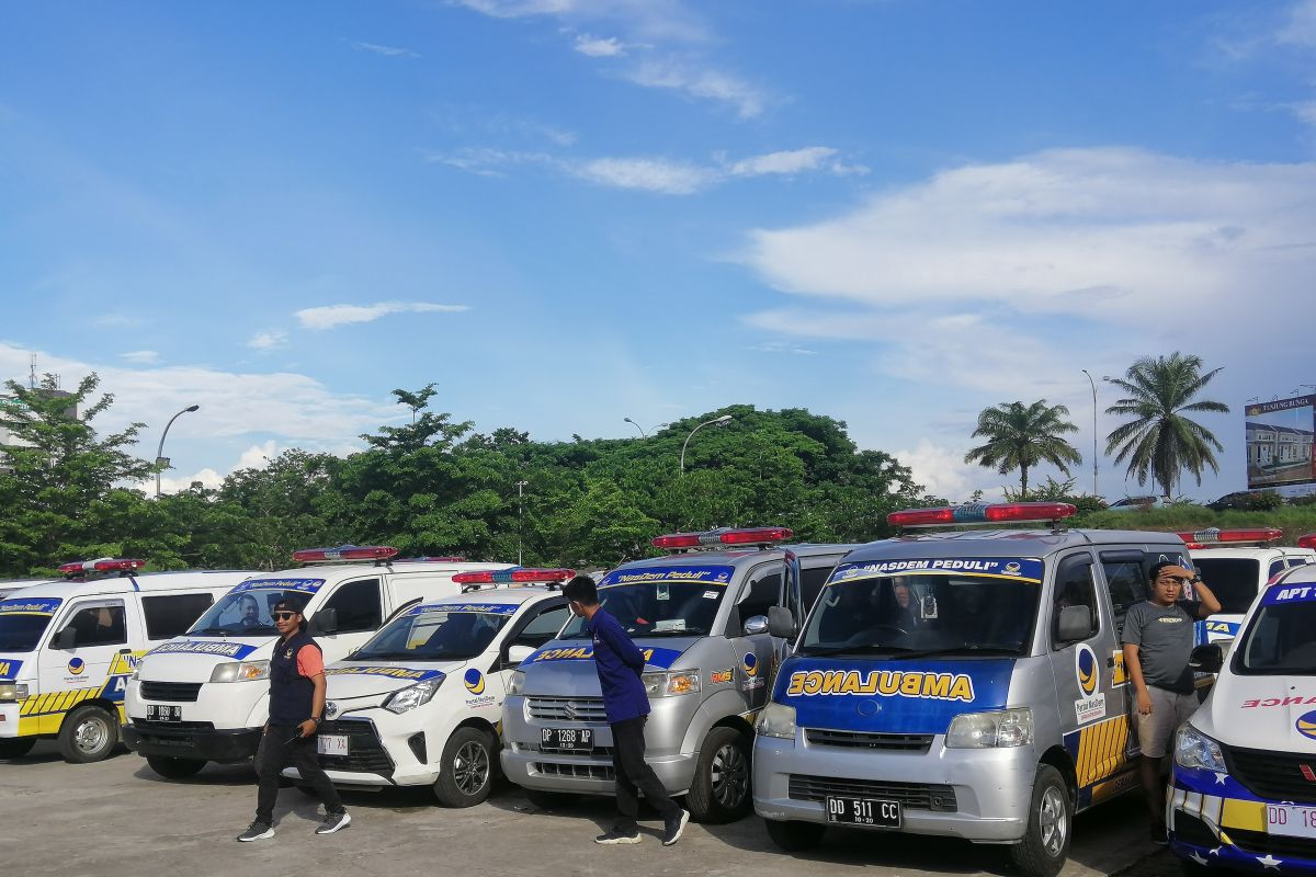 Surya Paloh lepaskan 220 mobil ambulans DPW NasDem Sulsel