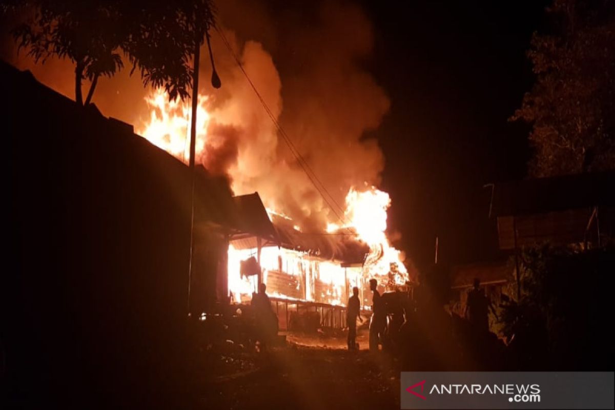 Satu sekolah dan rumah warga di  Desa Panaan terbakar