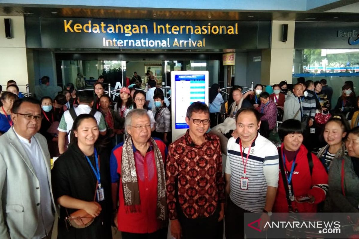 Gubernur Sumbar sambut 150 turis China saat tiba di Bandara Minangkabau