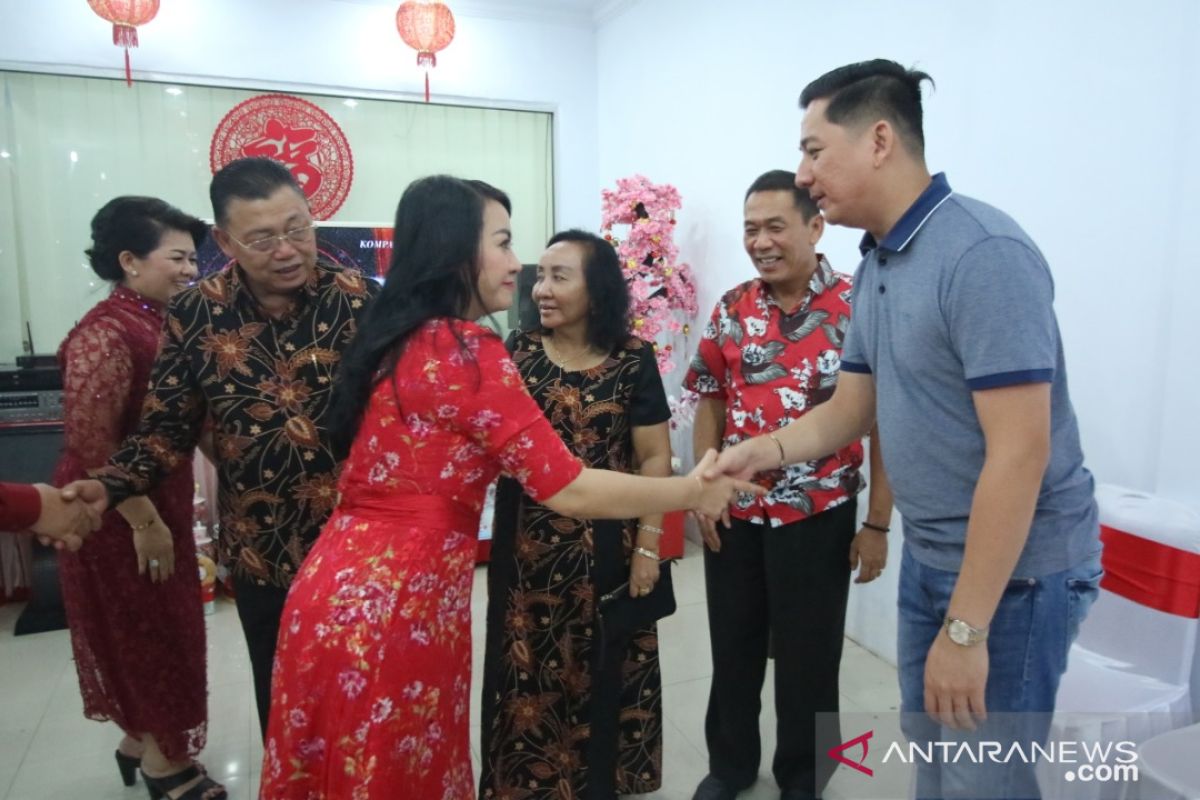 Bupati Landak penuhi undangan warganya yang merayakan Imlek