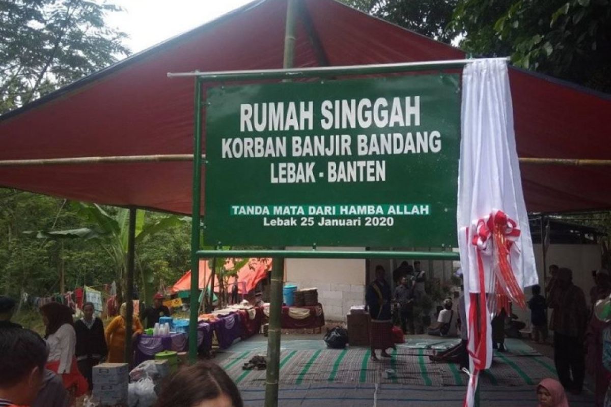 Relawan Jakarta bangun rumah huntara untuk korban banjir Lebak