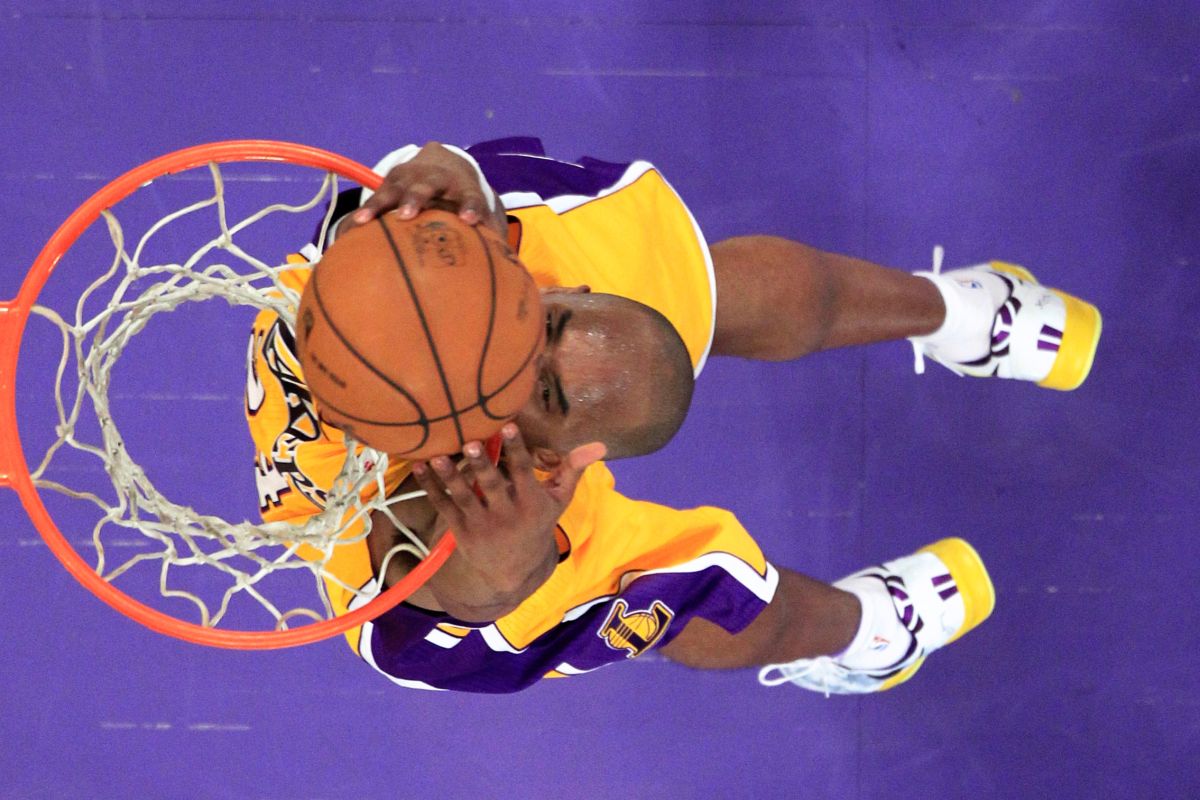 Kobe Bryant sang ikon basket NBA
