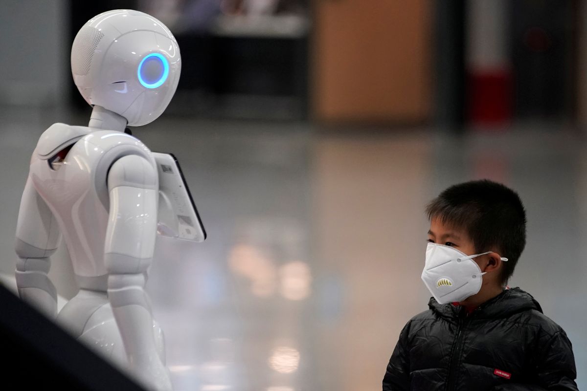 Robot pun dikerahkan bantu memberikan informasi soal virus corona