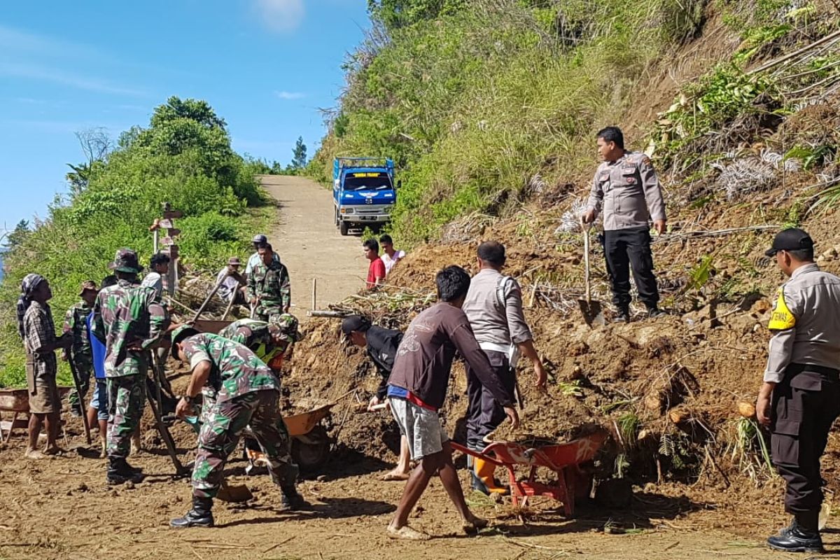 TNI-Polri bersama warga bersihkan material longsor di Toraja