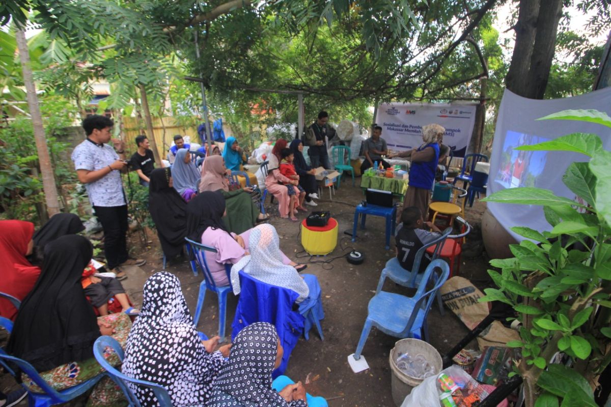 Universitas Bosowa bantu warga kembangkan biopori dan komposter rumahan