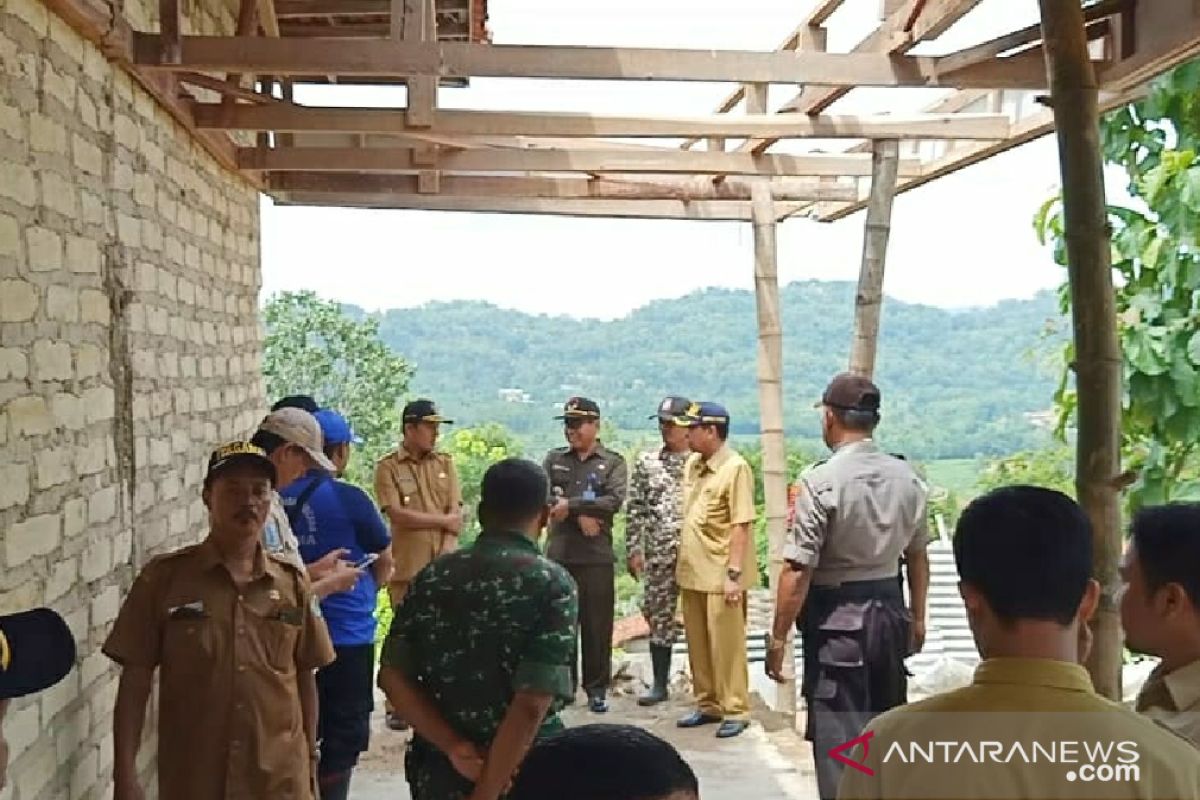 Pemkab Pamekasan beri santunan korban bencana angin kencang