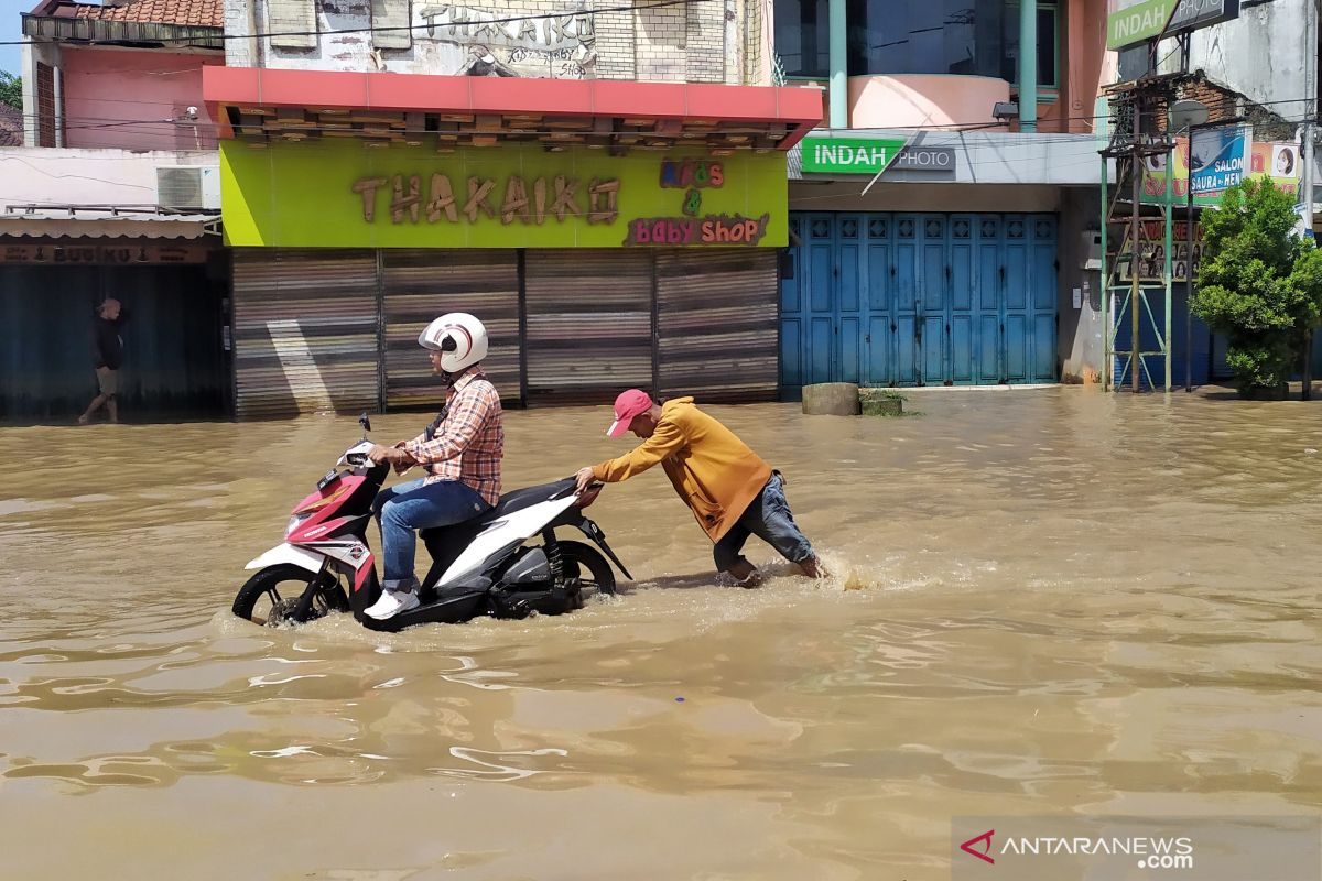 Bandung District's flooding shows no signs of receding