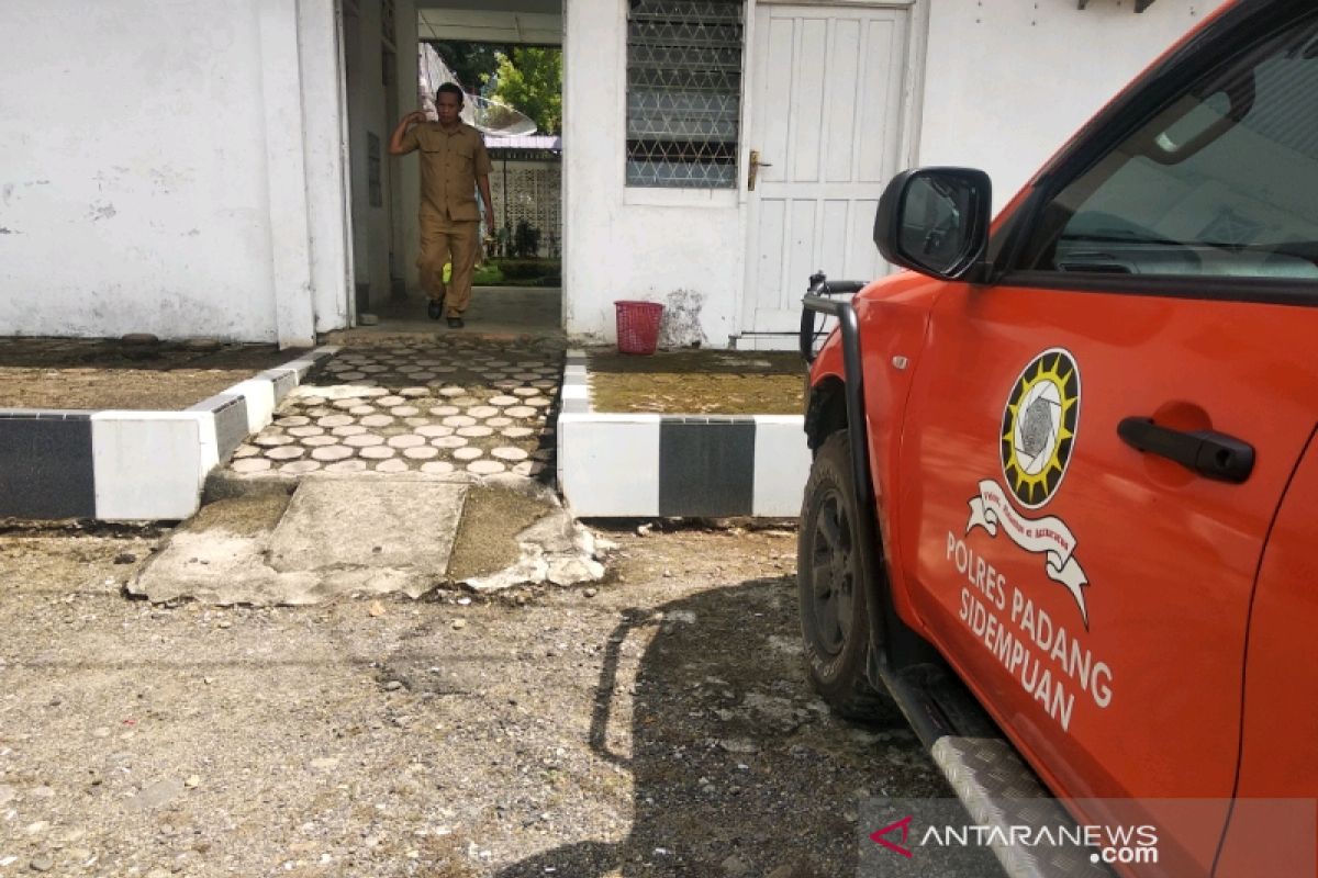 Ruangan Kabag Keuangan DPRD Padangsidimpuan dibongkar maling