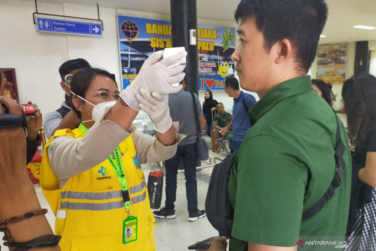 Petugas Bandara Palu periksa penumpang antisipasi virus Corona