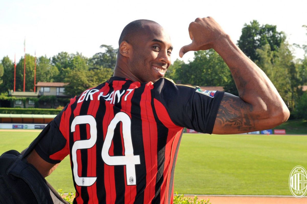 Kenang Kobe Bryant, AC Milan mengenakan ikat lengan hitam