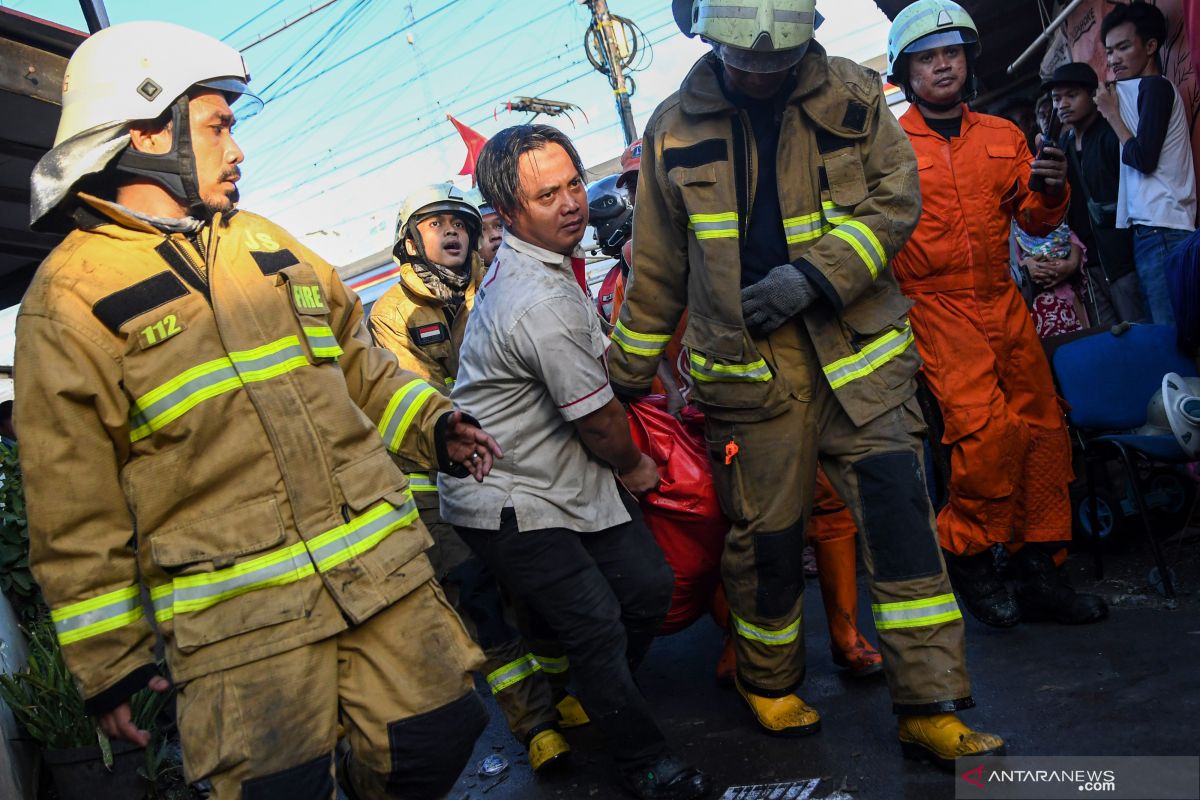 Diduga lampu pelita dekat dengan jerigen solar, satu keluarga tewas terbakar