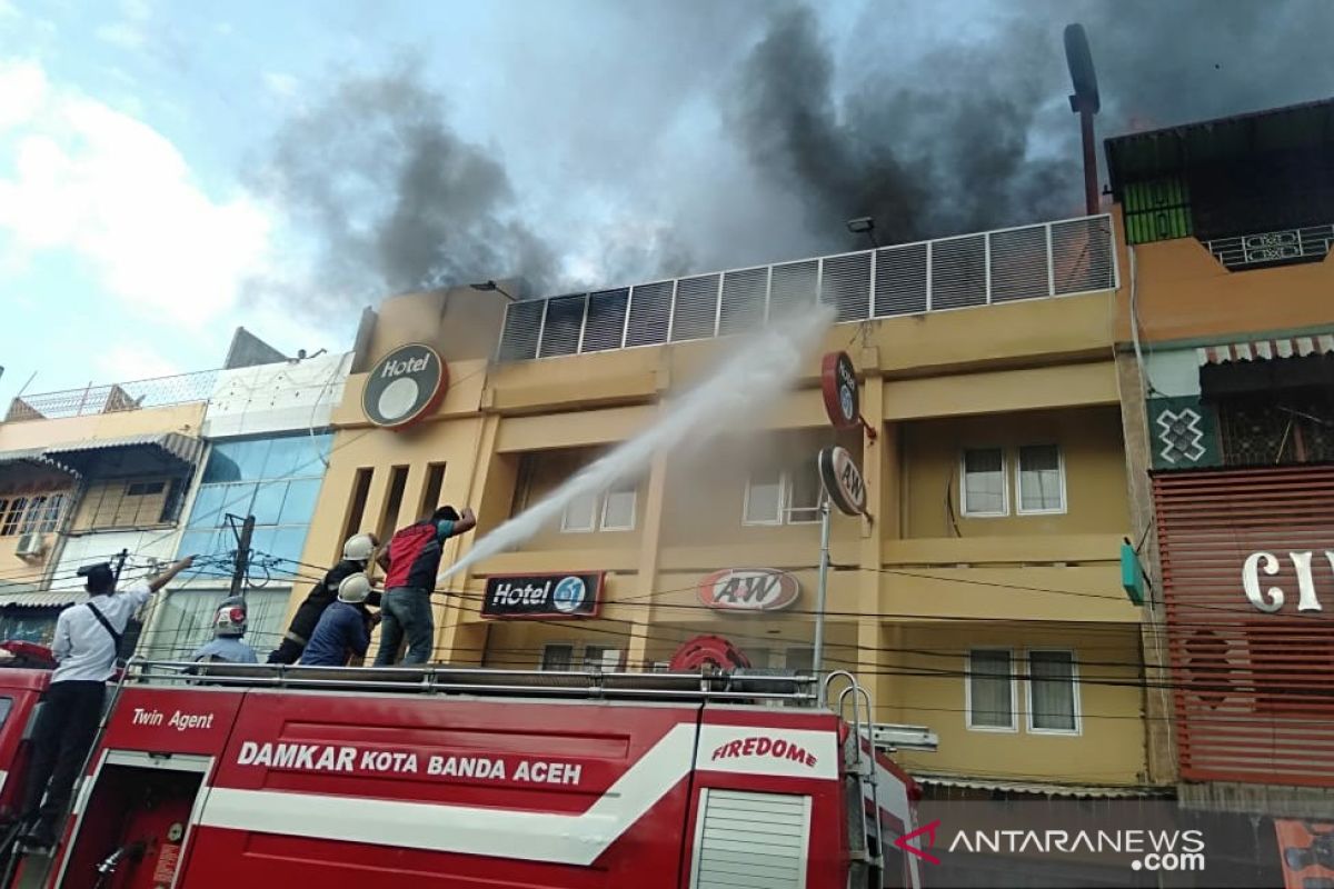 Belasan mobil pemadam dikerahkan jinakan api kebakaran hotel di Aceh