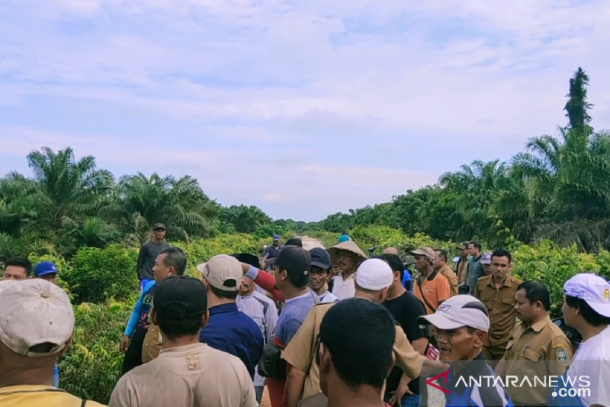 Warga bentrok dengan PT DSI saat tinjauan DPRD Siak