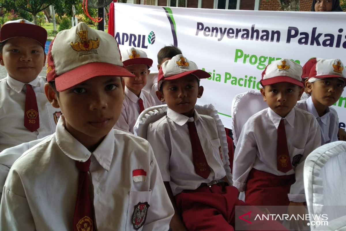 Seragam baru dari serat kayu untuk murid SD Pelalawan