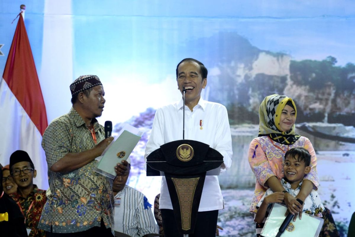 Presiden serahkan dua ribuan sertifikat tanah di Jawa Timur