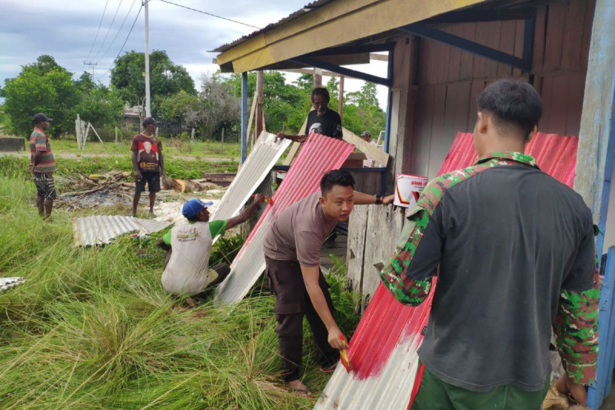 Bhabinkamtibmas Tamar Sari bantu warga untuk bangun pos kamling