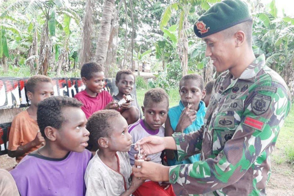 Prajurit TNI ajak anak-anak Kampung Kondo Merauke minum susu