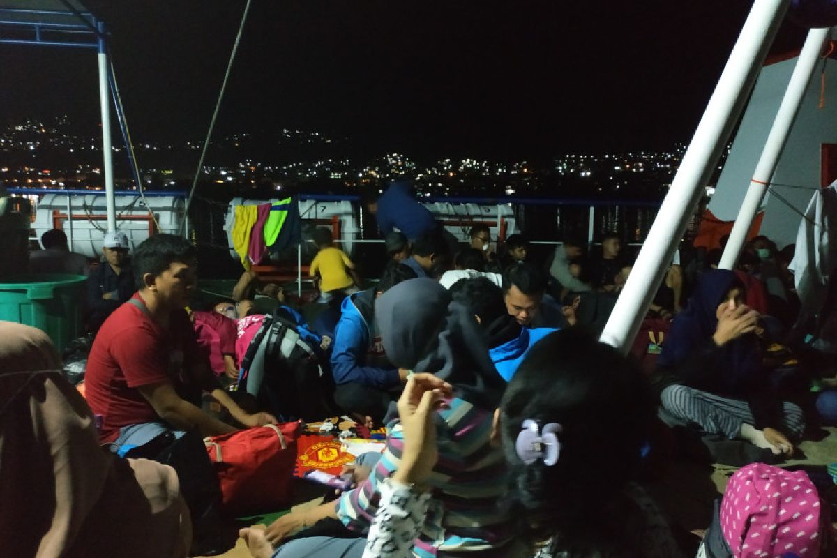 KMP Tanjung Api layani penumpang khusus pelamar CPNS di Banggai