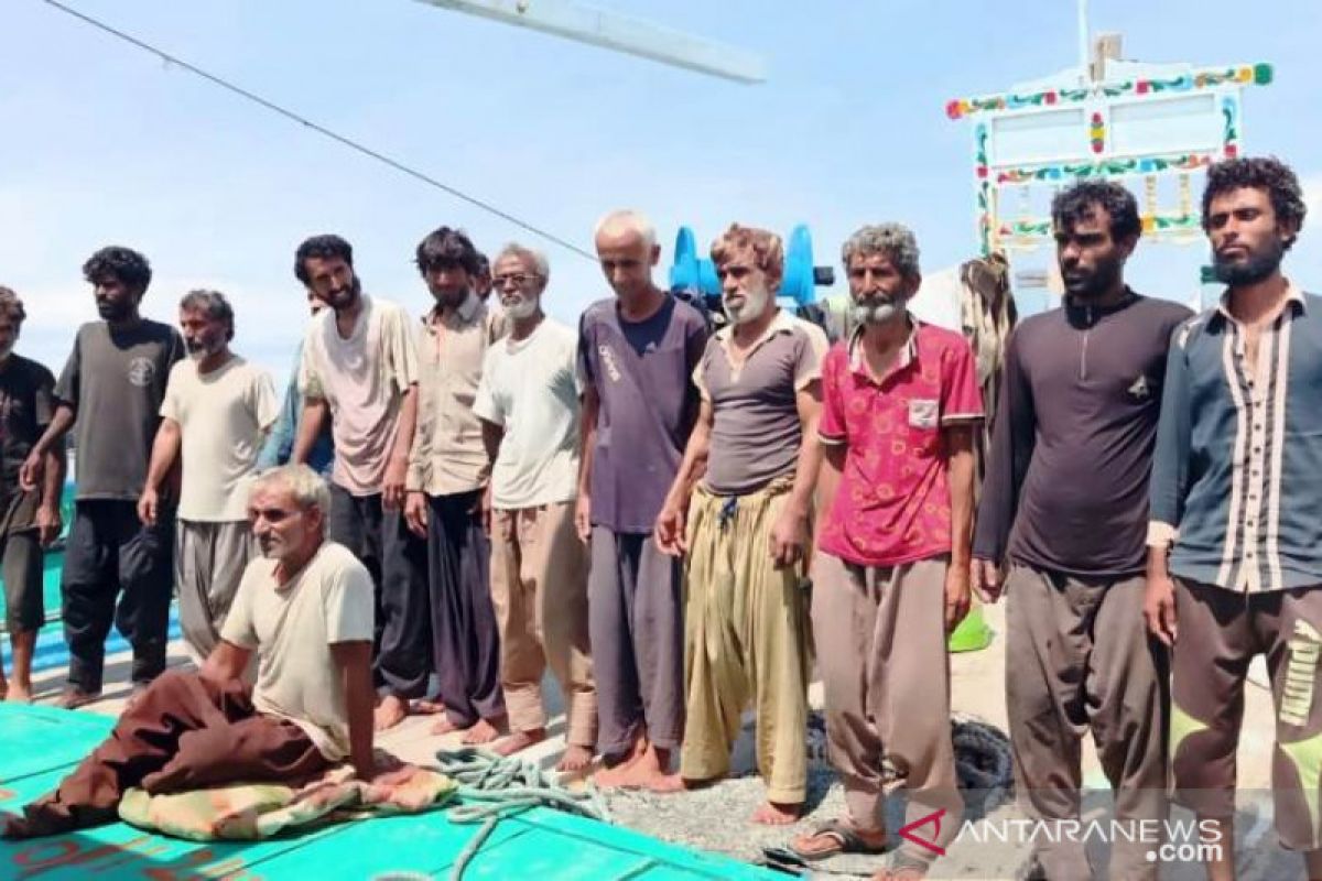 Kapal yang ditumpangi rusak, 14 warga asal Iran terdampar di perairan Meulaboh Aceh