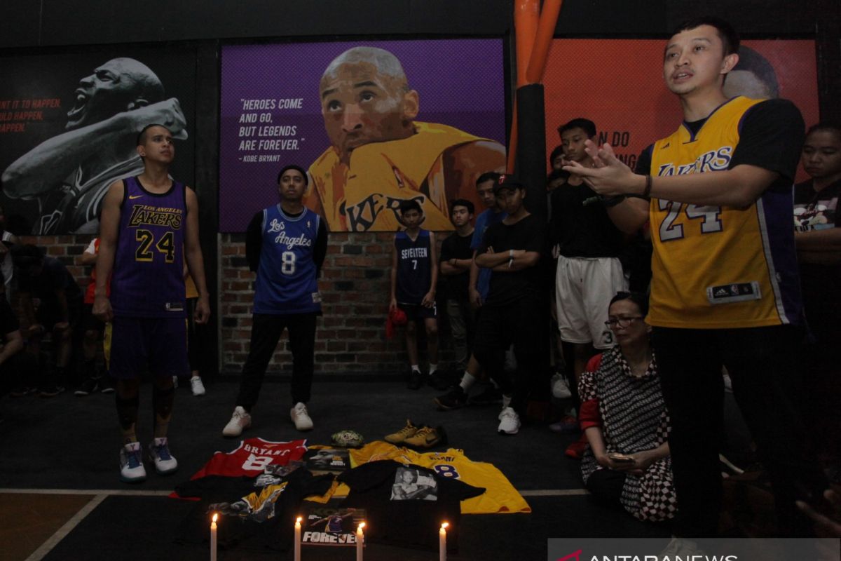 Penggemar  basket berkumpul dekat Staples Center untuk hormati Kobe Bryant