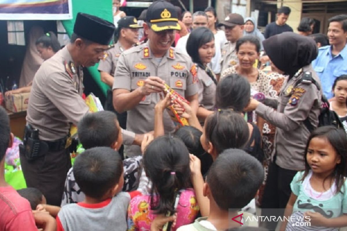 Anak-anak korban kebakaran sambut riang bantuan Polres Sibolga