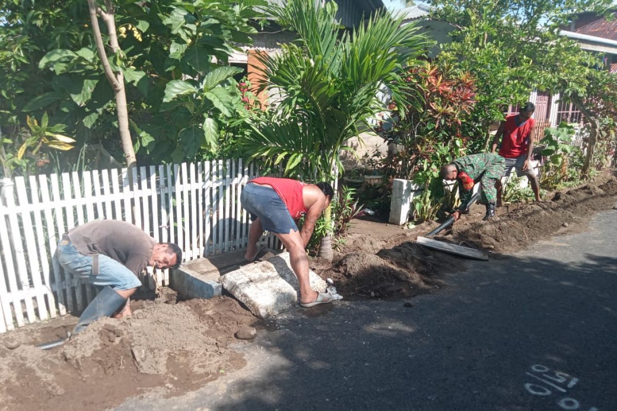 Babinsa di Sangihe bantu warga memasang pipa air bersih