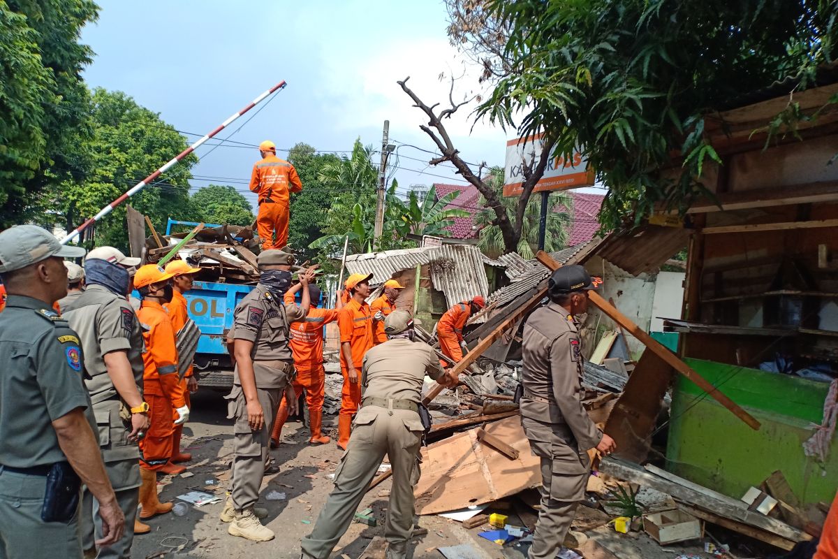 Bangunan liar di atas saluran air Cempaka Putih dibongkar