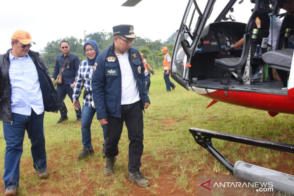 Kang Emil dan Ade Yasin tinjau calon lahan relokasi dengan tumpangi helikopter