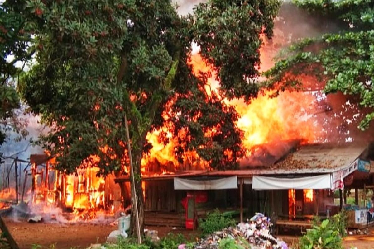 Kebakaran di Parenggean hanguskan barak dan atap rumah