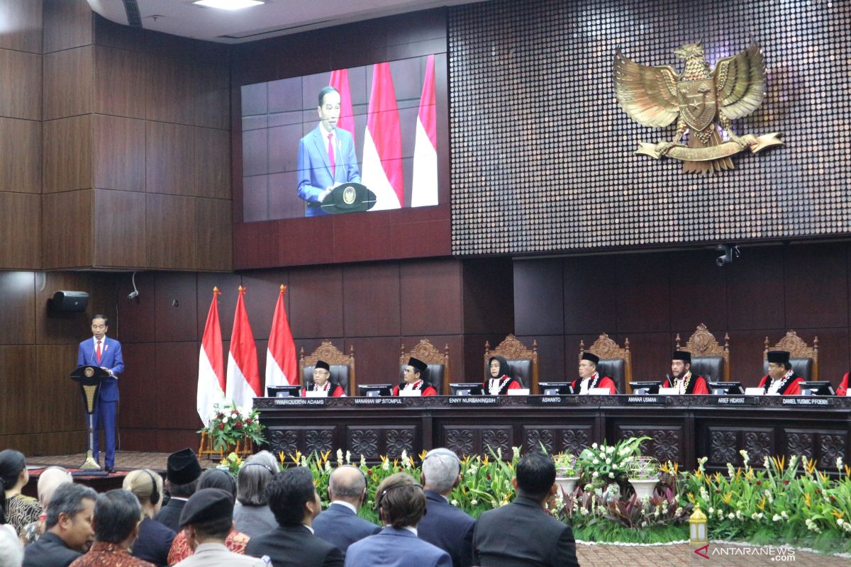 Jokowi: Indonesia obesitas regulasi yang membuat terjerat aturan yang dibuat sendiri