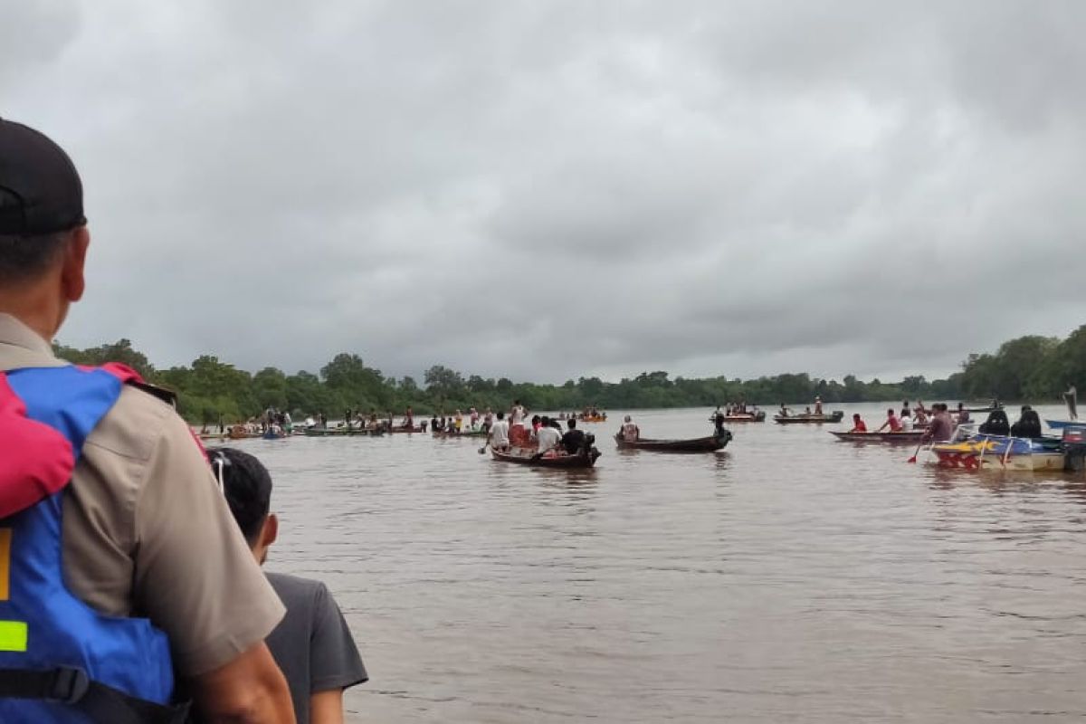 Kecelakaan speed di danau, seorang ibu hamil dan bocah 6 tahun tewas tenggelam