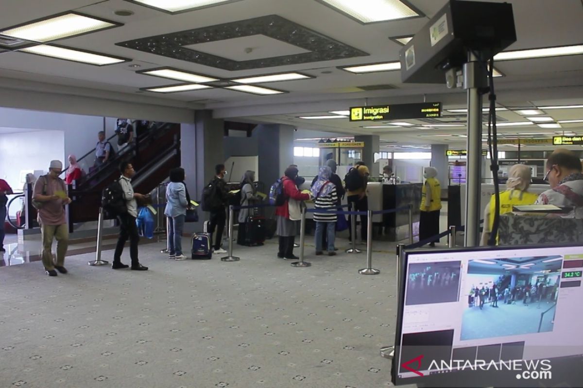Kemenkes cek peralatan pendeteksi suhu tubuh di Bandara Minangkabau antisipasi corona