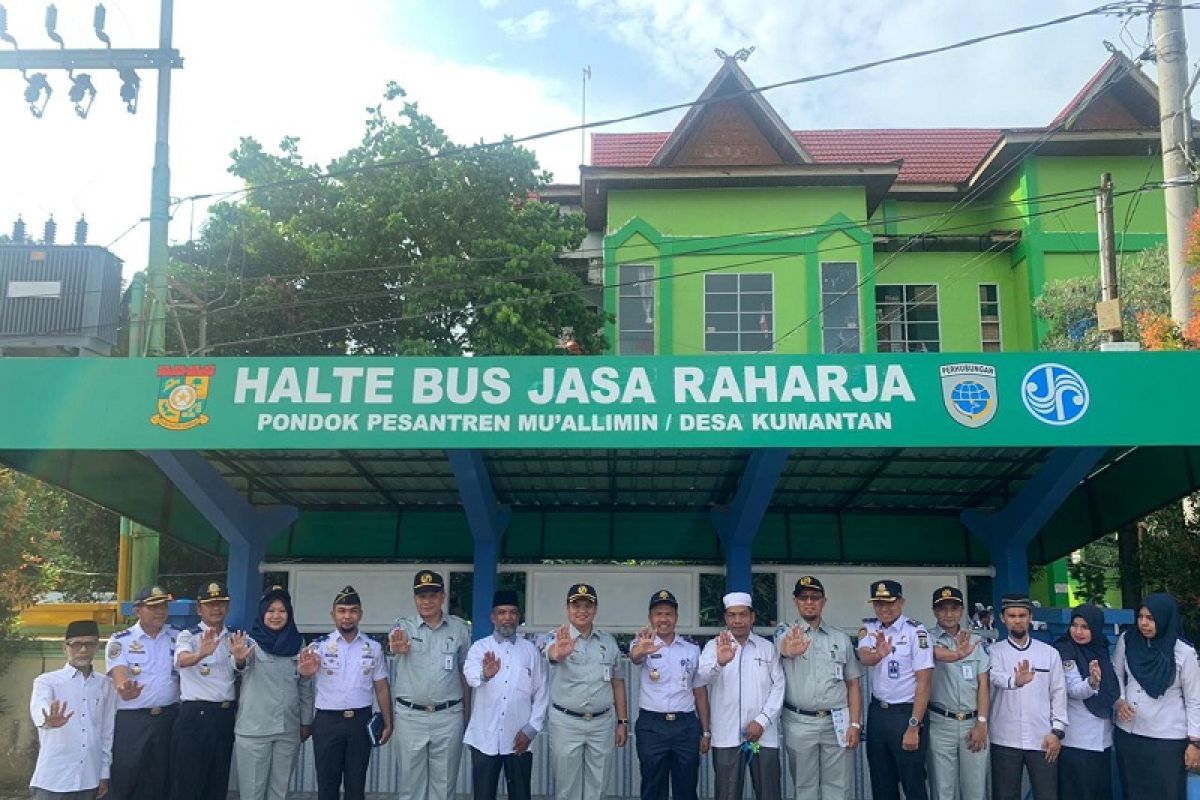 PT. Jasa Raharja (Persero) Cabang Riau gunting Pita Halte di Kampar