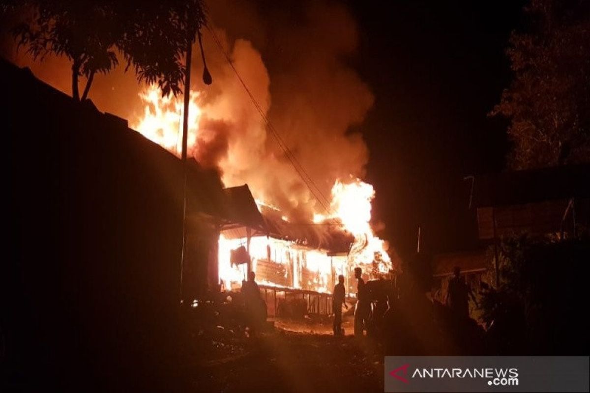 Ruko AURI terbakar, 12 mobil pemadam terjun ke lokasi