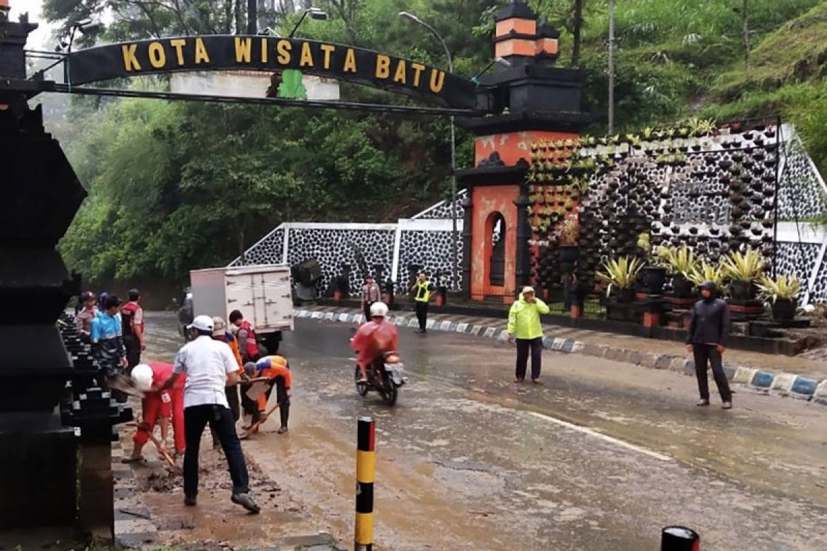 Hujan deras sebabkan longsor di kota Batu