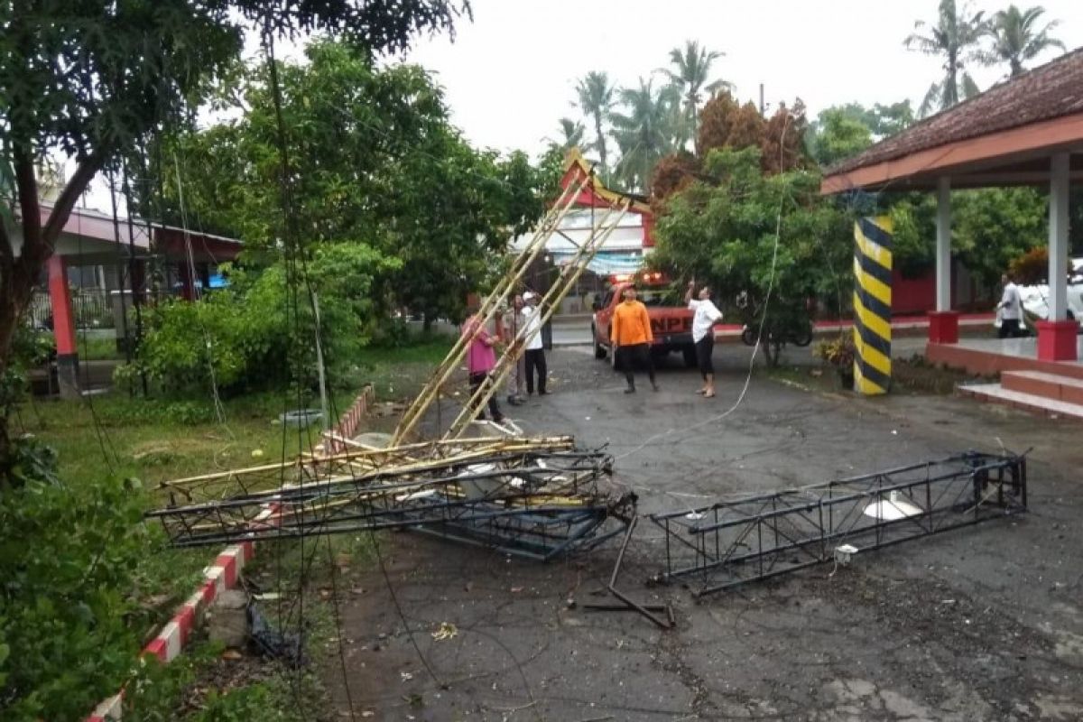 Sejumlah bangunan di Blitar rusak diterjang angin kencang