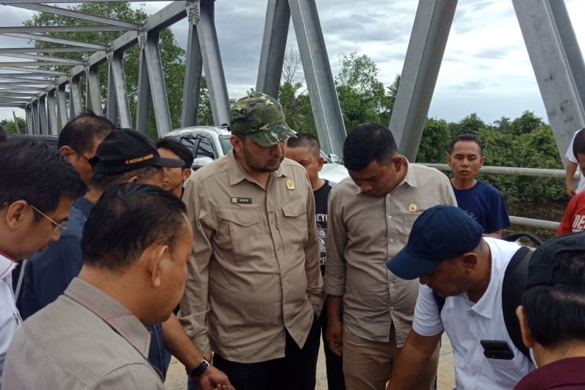 Kunker ke Tanjungjabung Barat, tiga pimpinan DPRD beserta Komisi III cek proyek jembatan