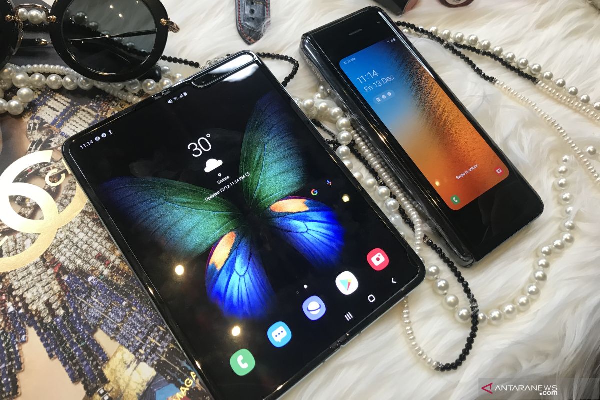 Samsung AKAN tunda ponsel lipat Galaxy Fold 2