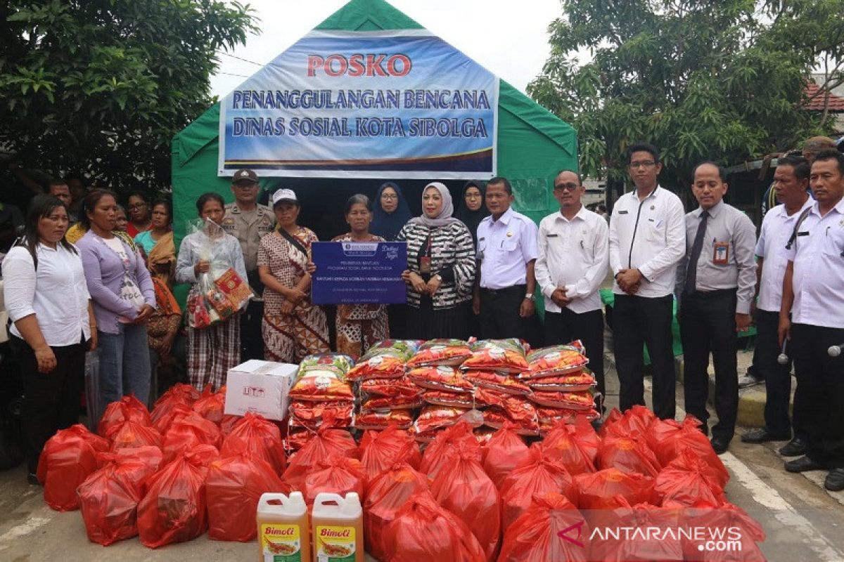 BI Sibolga serahkan bantuan uang tunai dan sembako bagi korban kebakaran