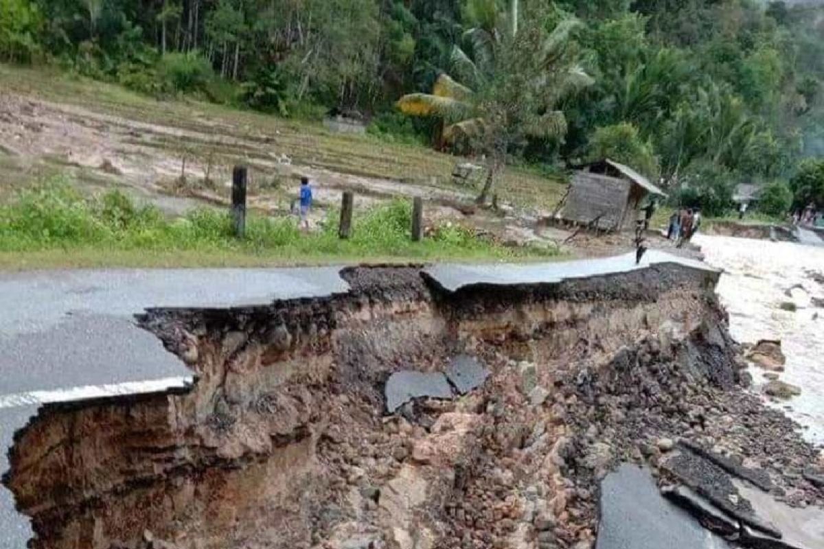 Akses jalan Barus-Pakkat putus total