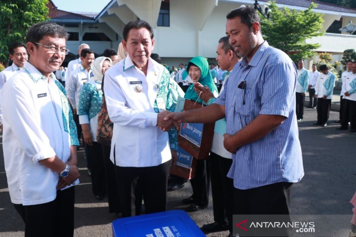 Pedagang ikan menerima bantuan 40 tempat penyimpanan ikan beku