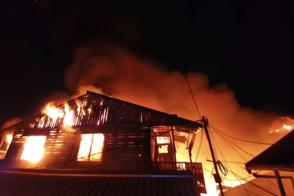 Puluhan pintu rumah bangsal di Samarinda ludes terbakar