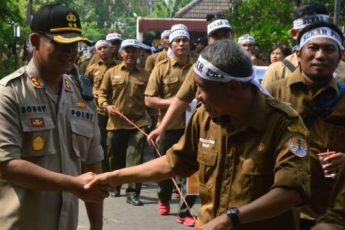 Karyawan Perum Perhutani Gelar Demonstrasi Di Madiun - ANTARA News