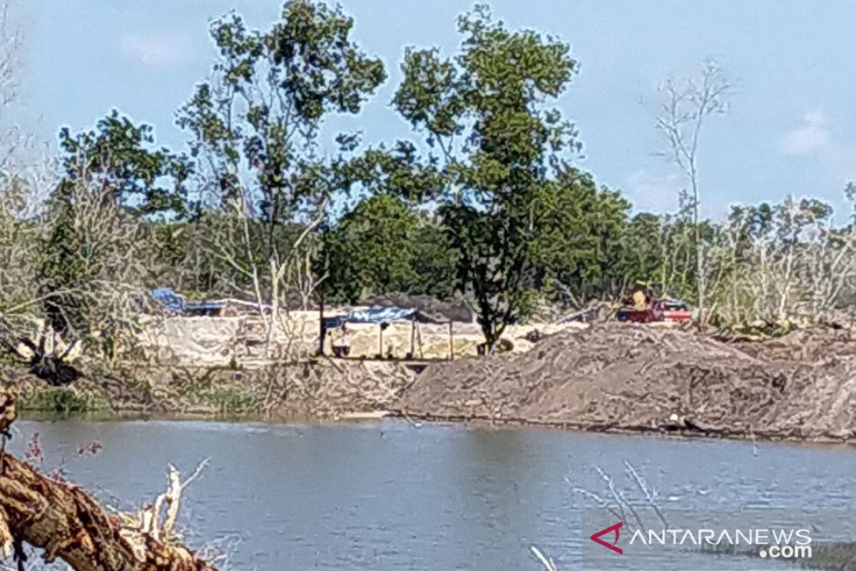 Video - Menelusuri aktivitas penambangan pasir di perairan Galang Batang