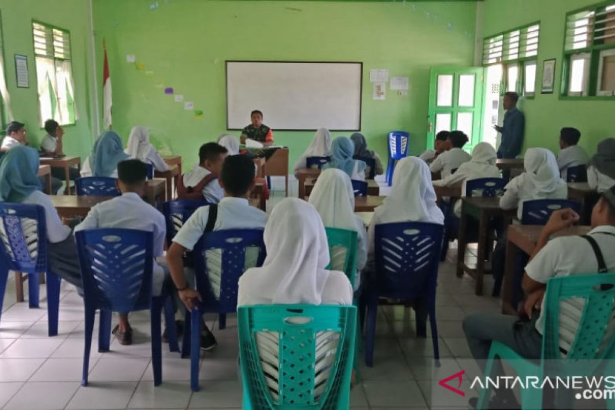 Babinsa bekali  wawasan kebangsaan siswa madrasah kepulauan